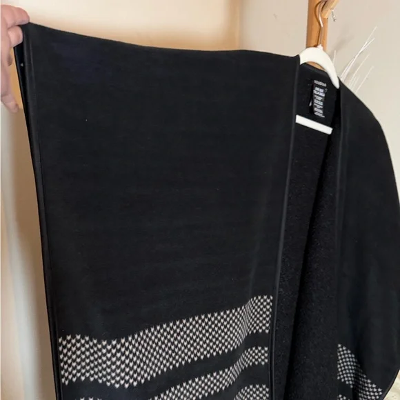 Ike Behar One Size Black Open Front Wrap w/Geometric Pattern. Very soft Fleece! - Picture 2 of 7